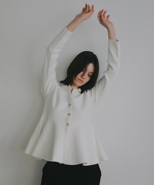 MANOF(マノフ)の「VOLUME PEPLUM KNIT CARDIGAN(カーディガン/ボレロ・レディース・ブラック/アイボリー・F)」の6枚目の写真