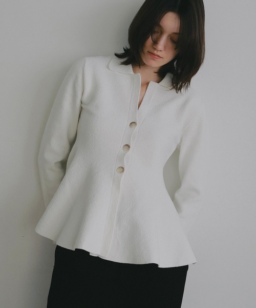 MANOF(マノフ)の「VOLUME PEPLUM KNIT CARDIGAN(カーディガン/ボレロ・レディース・ブラック/アイボリー・F)」の5枚目の写真