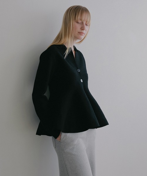 MANOF(マノフ)の「VOLUME PEPLUM KNIT CARDIGAN(カーディガン/ボレロ・レディース・ブラック/アイボリー・F)」の12枚目の写真