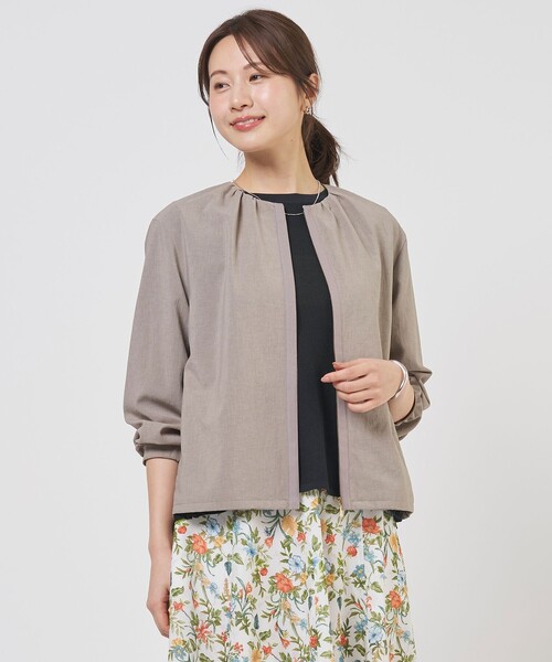 J.PRESS Ladies(J.プレス レディス)の「【人気素材・季節の変わり目に】BREEZE COOL トロ ノーカラー ブルゾン(その他アウター・レディース・ブラウン系/ネイビー系/ベージュ系/ライトグレー系・S/XS)」の1枚目の写真