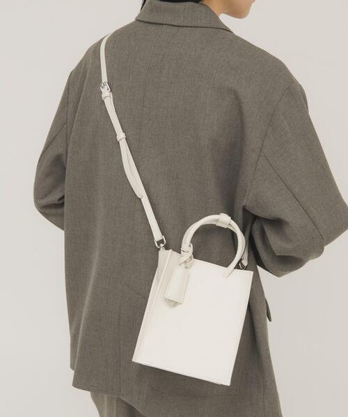 KBF（ケイビーエフ）の「チャーム付きスクエアミニBAG（ハンドバッグ・レディース・ブラック/オフホワイト・ONE）」の5枚目の写真