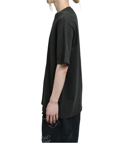 NUBIAN(ヌビアン)の「SHORT SLEEVE CREW NECK IN GIFTING PRINT (EXCLUSIVE)(Tシャツ/カットソー・メンズ・ブラック・LARGE/MEDIUM/SMALL)」の2枚目の写真
