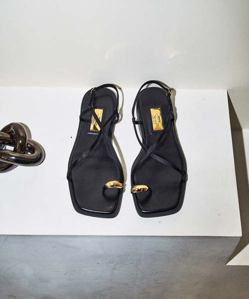 GRISE(グリーズ)の「《追加》GRISEメタルリングクロストングサンダル(サンダル・レディース・ブラック/アイボリー・SMALL/MEDIUM/LARGE/X-LARGE)」の1枚目の写真