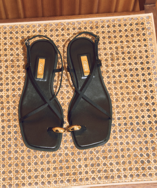 GRISE(グリーズ)の「《追加》GRISEメタルリングクロストングサンダル(サンダル・レディース・ブラック/アイボリー・SMALL/MEDIUM/LARGE/X-LARGE)」の4枚目の写真