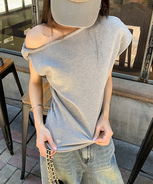 meJane(ミージェーン)の「クロスタックデザイン ワンショルダーTシャツ(Tシャツ/カットソー・レディース・グレー/ネイビー/アイボリー・FREE)」の2枚目の写真