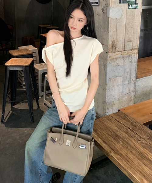 meJane(ミージェーン)の「クロスタックデザイン ワンショルダーTシャツ(Tシャツ/カットソー・レディース・グレー/ネイビー/アイボリー・FREE)」の4枚目の写真