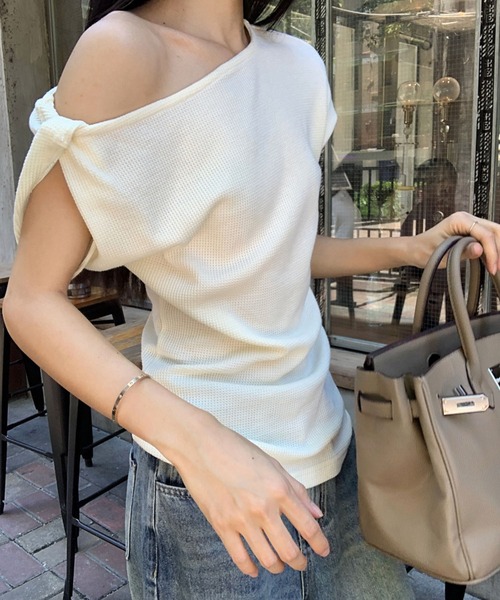 meJane(ミージェーン)の「クロスタックデザイン ワンショルダーTシャツ(Tシャツ/カットソー・レディース・グレー/ネイビー/アイボリー・FREE)」の8枚目の写真