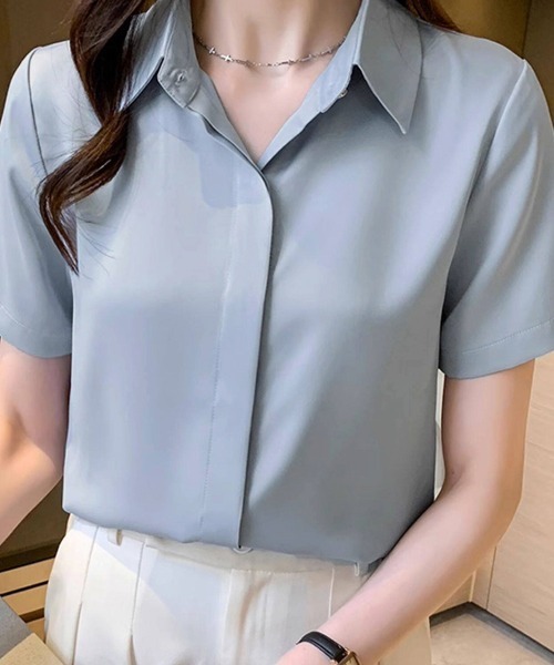 ONEP STAR(ワンピスター)の「サテン調シンプルシャツ(シャツ/ブラウス・レディース・ブラック/オフホワイト/グレイッシュブルー・MEDIUM/LARGE/X-LARGE)」の13枚目の写真