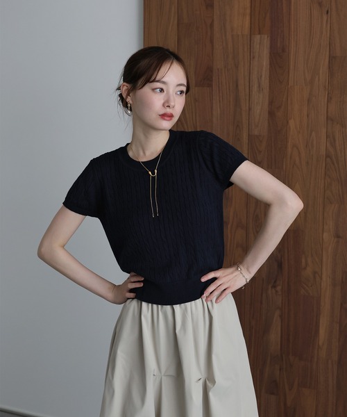 J by blue(ジェイバイブルー)の「キャップスリーブケーブルニット(ニット/セーター・レディース・ネイビー/アイボリー/グレー・MEDIUM)」の3枚目の写真