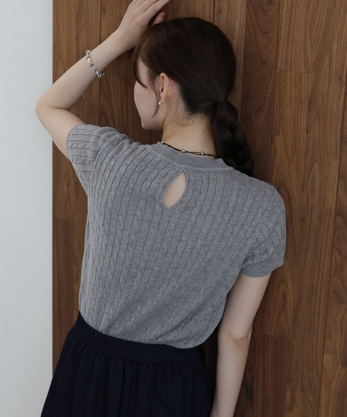 J by blue(ジェイバイブルー)の「キャップスリーブケーブルニット(ニット/セーター・レディース・ネイビー/アイボリー/グレー・MEDIUM)」の2枚目の写真