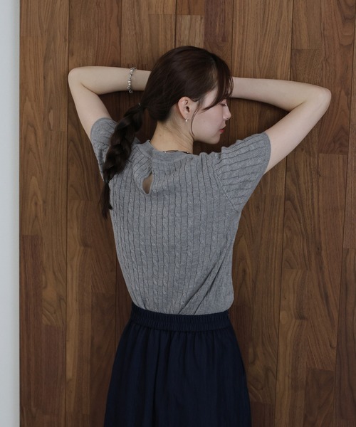 J by blue(ジェイバイブルー)の「キャップスリーブケーブルニット(ニット/セーター・レディース・ネイビー/アイボリー/グレー・MEDIUM)」の17枚目の写真