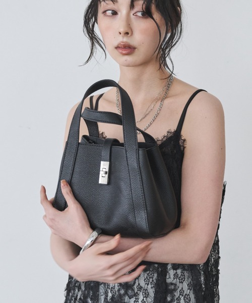 Anclear oui(アンクリアウィ)の「金具付きハンドバッグ(ハンドバッグ・レディース・Beige/Black/White・F)」の1枚目の写真