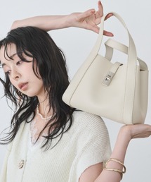 Anclear oui（アンクリアウィ）の「金具付きハンドバッグ（ハンドバッグ）」