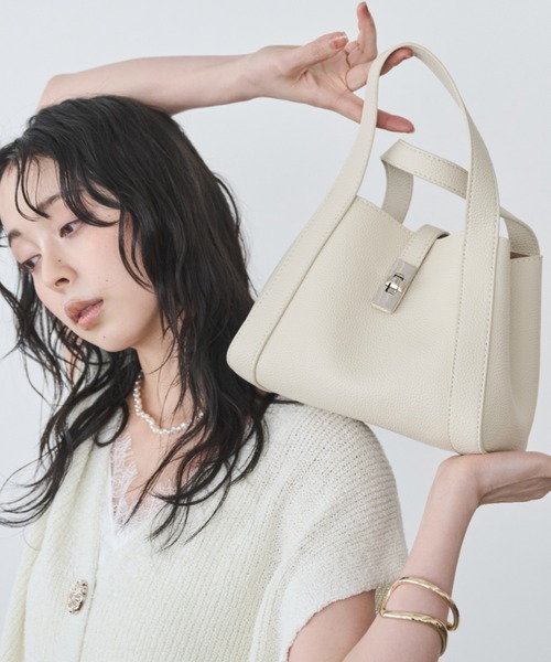 Anclear oui(アンクリアウィ)の「金具付きハンドバッグ(ハンドバッグ・レディース・Beige/Black/White・F)」の2枚目の写真