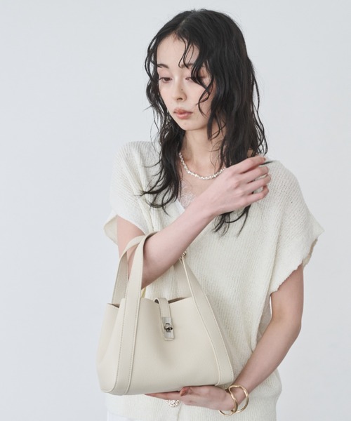 Anclear oui(アンクリアウィ)の「金具付きハンドバッグ(ハンドバッグ・レディース・Beige/Black/White・F)」の11枚目の写真