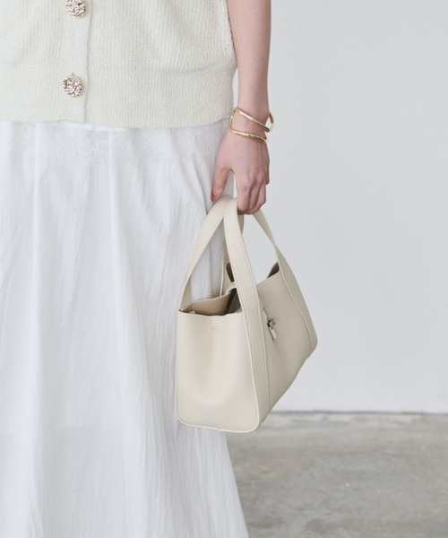 Anclear oui(アンクリアウィ)の「金具付きハンドバッグ(ハンドバッグ・レディース・Beige/Black/White・F)」の15枚目の写真