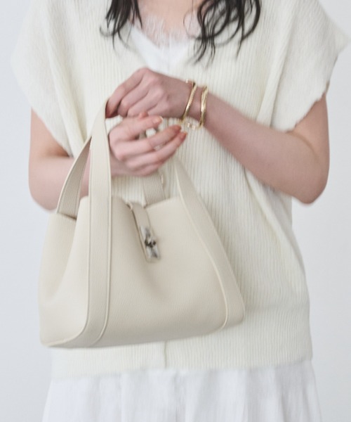 Anclear oui(アンクリアウィ)の「金具付きハンドバッグ(ハンドバッグ・レディース・Beige/Black/White・F)」の16枚目の写真