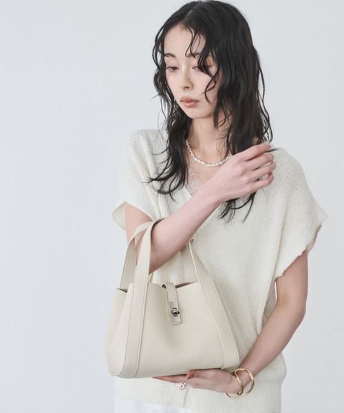 Anclear oui(アンクリアウィ)の「金具付きハンドバッグ(ハンドバッグ・レディース・Beige/Black/White・F)」の17枚目の写真