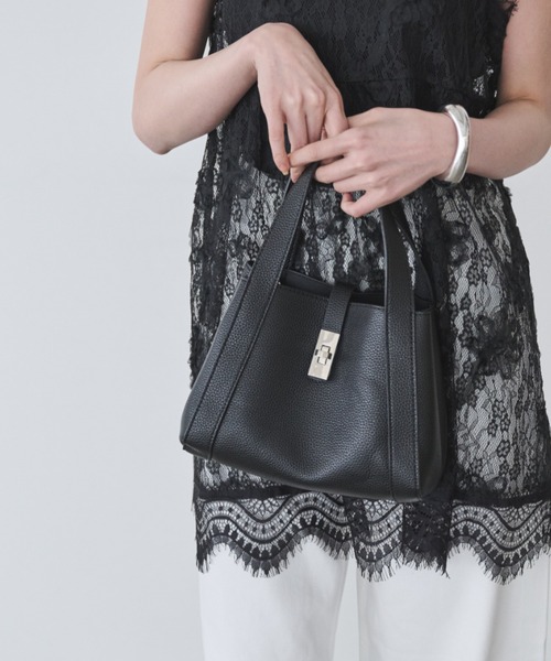 Anclear oui(アンクリアウィ)の「金具付きハンドバッグ(ハンドバッグ・レディース・Beige/Black/White・F)」の7枚目の写真