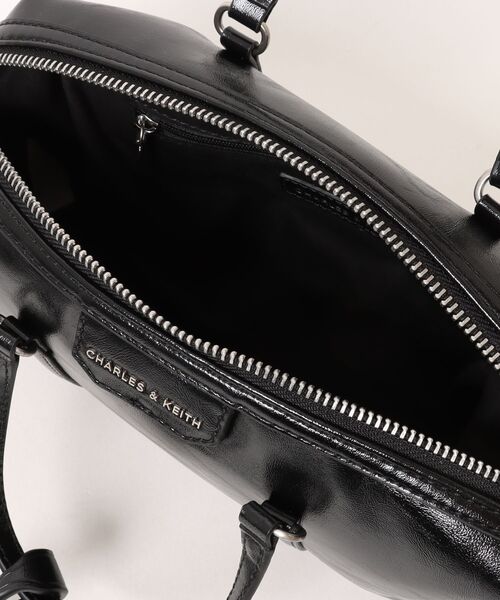 CHARLES & KEITH(チャールズ & キース)の「Fergie ミニファーギー ボウリングバッグ(トートバッグ・レディース・スミクロ/ダークブラウン系3/ライトカーキ・S)」の5枚目の写真