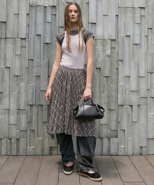 CHARLES & KEITH(チャールズ & キース)の「Fergie ミニファーギー ボウリングバッグ(トートバッグ・レディース・スミクロ/ダークブラウン系3/ライトカーキ・S)」の2枚目の写真