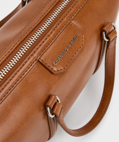 CHARLES & KEITH(チャールズ & キース)の「Fergie ミニファーギー ボウリングバッグ(トートバッグ・レディース・スミクロ/ダークブラウン系3/ライトカーキ・S)」の19枚目の写真