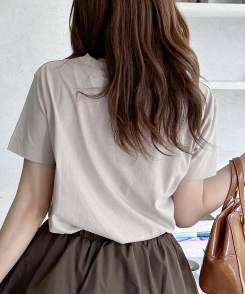 umune(ウムネ)の「Tシャツ 半袖 箔プリント メタリック ロゴT クルーネック カットソー きれいめカジュアル トップス 大人可愛い 夏(Tシャツ/カットソー・レディース・ブラック/オフホワイト/グレイッシュベージュ・FREE)」の4枚目の写真