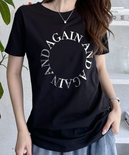 umune(ウムネ)の「Tシャツ 半袖 箔プリント メタリック ロゴT クルーネック カットソー きれいめカジュアル トップス 大人可愛い 夏(Tシャツ/カットソー・レディース・ブラック/オフホワイト/グレイッシュベージュ・FREE)」の5枚目の写真