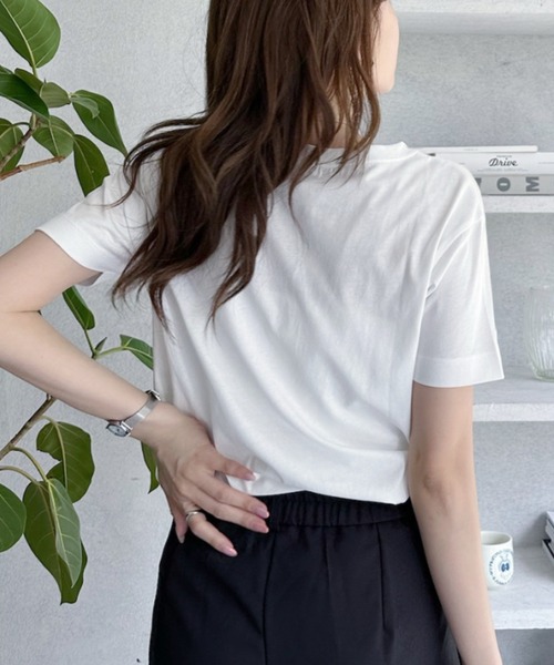 umune(ウムネ)の「Tシャツ 半袖 箔プリント メタリック ロゴT クルーネック カットソー きれいめカジュアル トップス 大人可愛い 夏(Tシャツ/カットソー・レディース・ブラック/オフホワイト/グレイッシュベージュ・FREE)」の8枚目の写真
