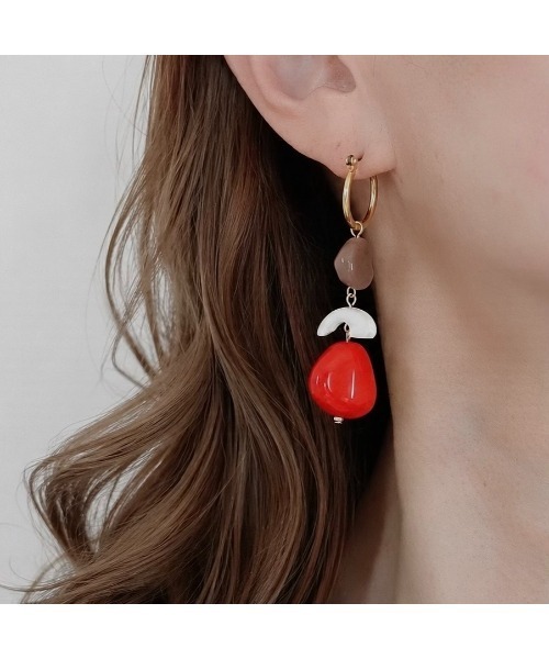tone(トーン)の「【colore】マルチカラードロップピアス(MA)(ピアス(両耳用)・レディース・レッド・FREE)」の2枚目の写真