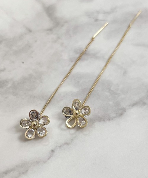 yu-ka(ユーカ)の「YU-KA:ジルコニアフラワーハンギングピアス Zirconia Flower Hanging Earrings(ピアス(両耳用)・レディース・ゴールド・FREE)」の2枚目の写真