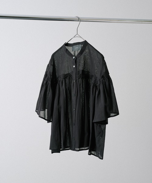c/est(シーエ)の「【 c/est / シーエ 】 PANSY / ショートスリーブタックブラウス 2626007 API(シャツ/ブラウス・レディース・ブラック/ホワイト・FREE)」の2枚目の写真