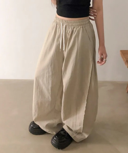 VIVID LADY(ビビッドレディー)の「アウトシームタック ドロストワイドパンツ(その他パンツ・レディース・ホワイト/ブラック/チャコールグレー/ベージュ/ピンク・FREE)」の10枚目の写真