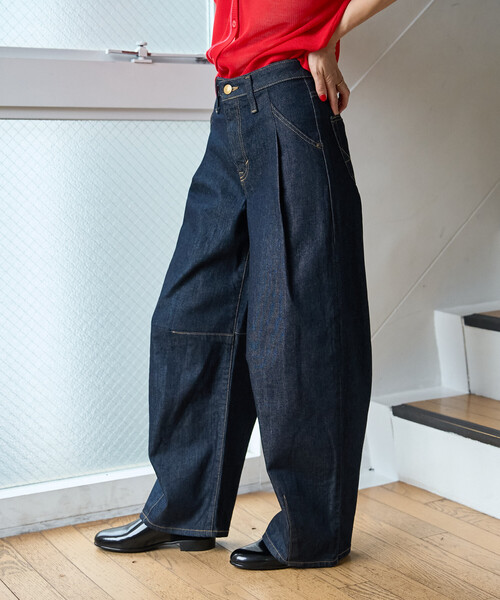 FREAK'S STORE(フリークスストア)の「SOMETHING × FREAK'S STORE/サムシング 別注 TUCK CURVE WIDE DENIM/タックカーブ ワイドデニム/バレルパンツ(デニムパンツ・レディース・ネイビー/ブルー・SMALL/MEDIUM)」の2枚目の写真
