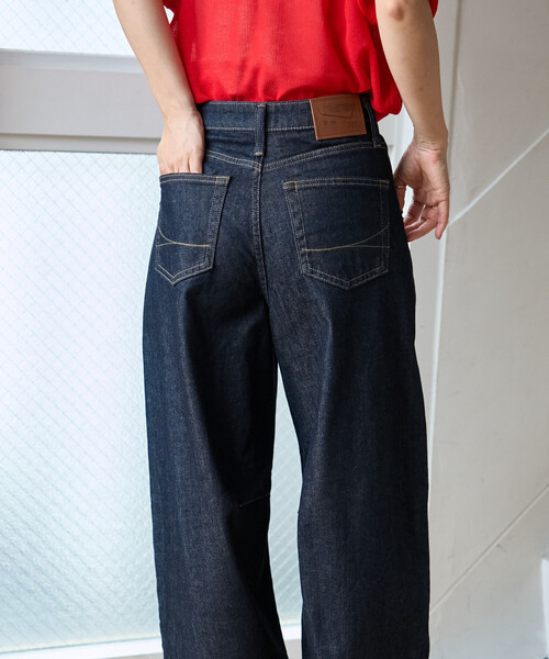 FREAK'S STORE(フリークスストア)の「SOMETHING × FREAK'S STORE/サムシング 別注 TUCK CURVE WIDE DENIM/タックカーブ ワイドデニム/バレルパンツ(デニムパンツ・レディース・ネイビー/ブルー・SMALL/MEDIUM)」の3枚目の写真