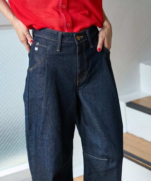 FREAK'S STORE(フリークスストア)の「SOMETHING × FREAK'S STORE/サムシング 別注 TUCK CURVE WIDE DENIM/タックカーブ ワイドデニム/バレルパンツ(デニムパンツ・レディース・ネイビー/ブルー・SMALL/MEDIUM)」の4枚目の写真