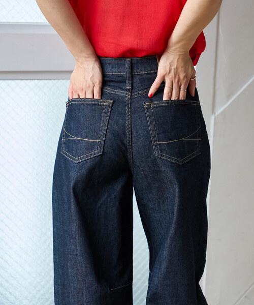 FREAK'S STORE(フリークスストア)の「SOMETHING × FREAK'S STORE/サムシング 別注 TUCK CURVE WIDE DENIM/タックカーブ ワイドデニム/バレルパンツ(デニムパンツ・レディース・ネイビー/ブルー・SMALL/MEDIUM)」の5枚目の写真