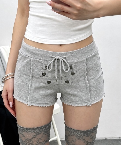 SHEENA（シーナ）の「ナポレオンボタンデザインスウェットショートパンツ（スウェットパンツ・レディース・グレー・M）」の2枚目の写真