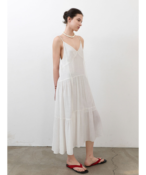 ATELIER NAIN(アトリエナイン)の「HALTER STRING SHIRRING MAXI DRESS (OP-6341)(ワンピース・レディース・ブラック/ホワイト・FREE)」の4枚目の写真