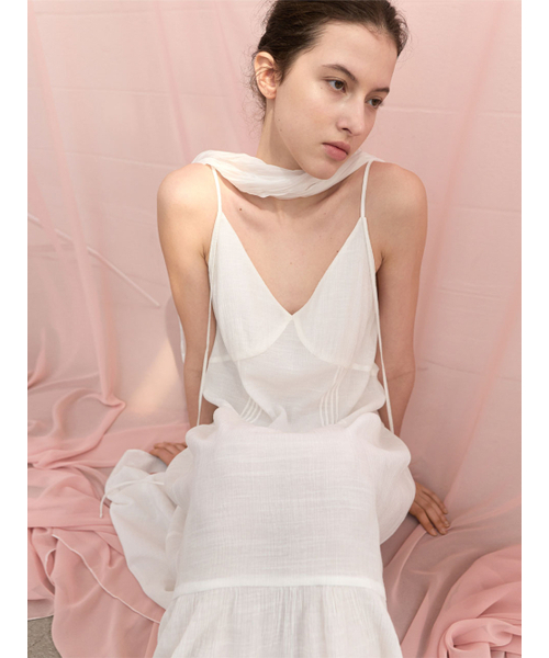 ATELIER NAIN(アトリエナイン)の「HALTER STRING SHIRRING MAXI DRESS (OP-6341)(ワンピース・レディース・ブラック/ホワイト・FREE)」の3枚目の写真