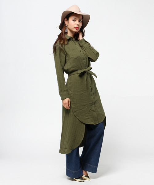 SLY（スライ）の「HIGH SLIT LONG SH（シャツ/ブラウス・レディース・カーキ/ベージュ/オフホワイト・FREE）」の6枚目の写真