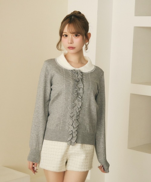 TITTY&CO.(ティティーアンドコー)の「フロントフリルニットカーディガン(カーディガン/ボレロ・レディース・ブラック/ホワイト/グレー・FREE)」の1枚目の写真
