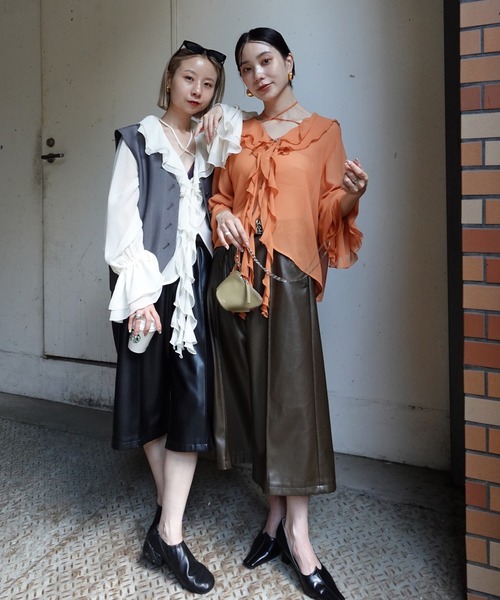 Ameri(アメリ)の「SYNTHETIC LEATHER BERMUDA PANTS(その他パンツ・レディース・ブラック/ブラウン/オレンジ・MEDIUM/SMALL)」の15枚目の写真