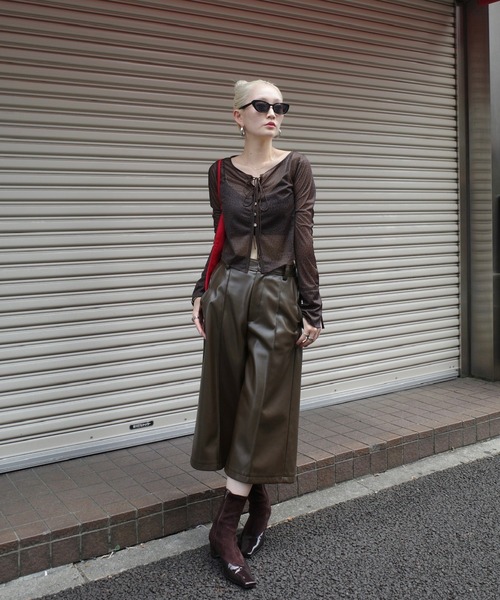 Ameri(アメリ)の「SYNTHETIC LEATHER BERMUDA PANTS(その他パンツ・レディース・ブラック/ブラウン/オレンジ・MEDIUM/SMALL)」の17枚目の写真