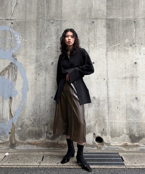 Ameri(アメリ)の「SYNTHETIC LEATHER BERMUDA PANTS(その他パンツ・レディース・ブラック/ブラウン/オレンジ・MEDIUM/SMALL)」の19枚目の写真