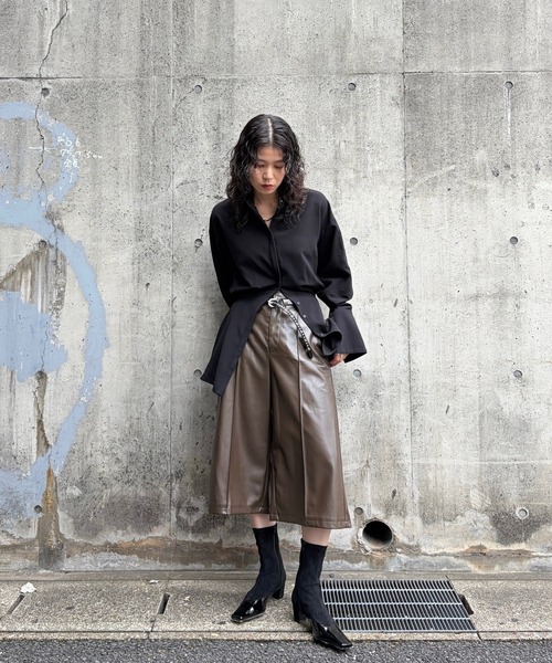 Ameri(アメリ)の「SYNTHETIC LEATHER BERMUDA PANTS(その他パンツ・レディース・ブラック/ブラウン/オレンジ・MEDIUM/SMALL)」の8枚目の写真
