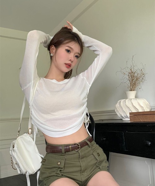 VIBGYOR(ヴィブジョー)の「【EIZZ/アイズ】サイドギャザー ドローストリングVネックシアー長袖カットソー(Tシャツ/カットソー・レディース・ホワイト/ブラック・FREE)」の3枚目の写真