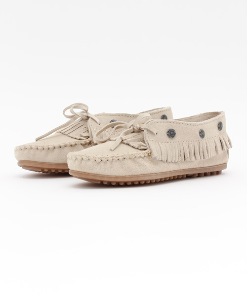 Minnetonka（ミネトンカ）の「MINNETONKA FRINGED MOC（その他シューズ・レディース・ベージュ/ブラック・SMALL/LARGE/MEDIUM）」の2枚目の写真