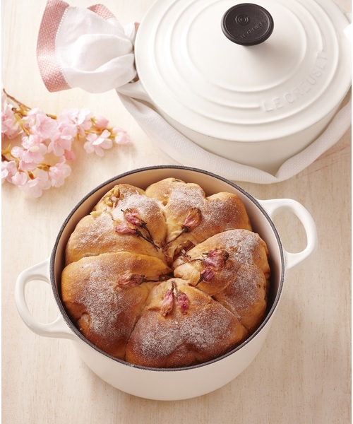 Le Creuset（ルクルーゼ）の「シグニチャー ココット・ロンド 18ｃｍ（鍋/フライパン・レディース・オレンジ/チェリーレッド/グリーン系その他/イエロー系その他/ホワイト/ブルー系その他/ホワイト系その他/ピンク系その他2/オレンジ系その他/ベージュ系その他/レッド系その他/ブルー系その他2/グリーン系その他2・18cm）」の2枚目の写真