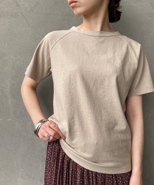 JF Ready Made（ジェイエフレディメイド）の「[JF READY MADE/ジェイエフレディメイド] USAコットンラグラン半袖Ｔシャツ（Tシャツ/カットソー・レディース・ブラック/ダークグリーン/ブラウン/オフホワイト/カーキ/マスタード/ベージュ/オレンジ/ナチュラル/ライトカーキ/サックスブルー/サンドグレー・2/1）」の4枚目の写真